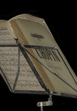 Zdjęcie zeszytu z nutami na statywie.