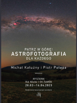 Zdjęcie nieba po zmroku na tle gór. Białe napisy informujące o wydarzeniu.