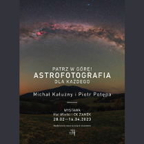 Zdjęcie nieba po zmroku na tle gór. Białe napisy informujące o wydarzeniu.