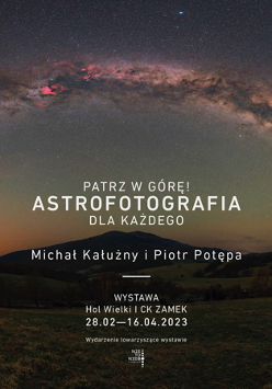 Zdjęcie nieba po zmroku na tle gór. Białe napisy informujące o wydarzeniu.