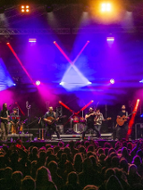 Zdjęcie członków zespołu na scenie.