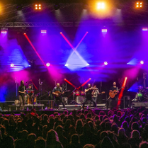 Zdjęcie członków zespołu na scenie.