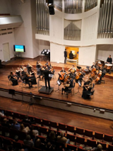 Zdjęcie sceny w Auli Nova w trakcie koncertu.