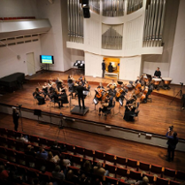 Zdjęcie sceny w Auli Nova w trakcie koncertu.