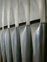 Zdjęcie z bliska piszczałek organowych.