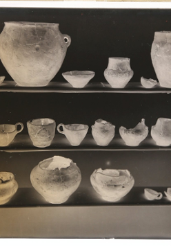 Jedna z klisz szklanych ze zbioru zdjęć archeologicznych z dwudziestolecia międzywojennego- fot. Patrycja Silska.