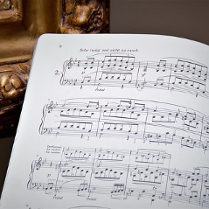 Zdjęcie zeszytu z nutami.