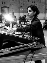 Na zdjęciu artystka przy instrumencie klawiszowym.