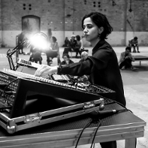 Na zdjęciu artystka przy instrumencie klawiszowym.