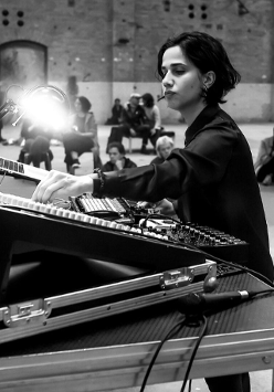 Na zdjęciu artystka przy instrumencie klawiszowym.