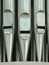 Zdjęcie z bliska piszczałek organowych.