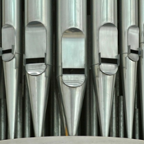 Zdjęcie z bliska piszczałek organowych.