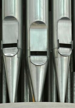 Zdjęcie z bliska piszczałek organowych.