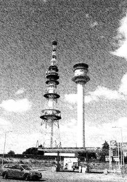 Wieże RTV. Zdjęcie carno-białe.