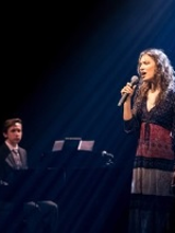 Na pierwszym planie zdjęcia znajduje się artystka, młoda dziewczyna, która stoi na scenie w zaciemnionym pomieszczeniu. Z góry pada na nią niebieskie światło. Na drugim planie przygląda jej się młody chłopak, pianista. Dziewczyna trzyma w ręku mikrofon i śpiewa.