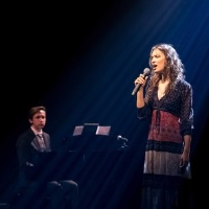 Na pierwszym planie zdjęcia znajduje się artystka, młoda dziewczyna, która stoi na scenie w zaciemnionym pomieszczeniu. Z góry pada na nią niebieskie światło. Na drugim planie przygląda jej się młody chłopak, pianista. Dziewczyna trzyma w ręku mikrofon i śpiewa.