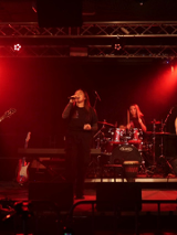 Zdjęcie muzyków na scenie.