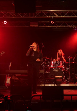 Zdjęcie muzyków na scenie.