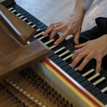 Zdjęcie fragmentu instrumentu klawiszowego.