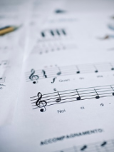 Zdjęcie zeszytu z nutami.