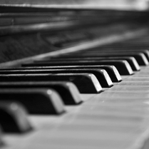 Zdjęcie fragmentu instrumentu klawiszowego.