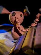 Zdjęcia maskotki ze spektaklu.