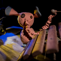 Zdjęcia maskotki ze spektaklu.