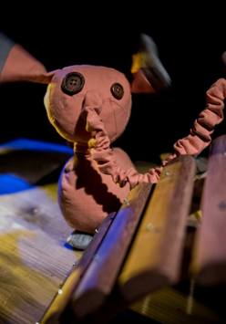 Zdjęcia maskotki ze spektaklu.