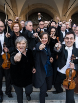 Na zdjęciu Orkiestra Amadeus przed aulą UAM.