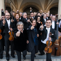 Na zdjęciu Orkiestra Amadeus przed aulą UAM.