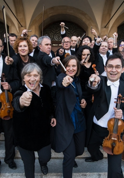 Na zdjęciu Orkiestra Amadeus przed aulą UAM.