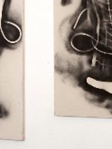 Zdjęcie przedstawia dwa zdjęcia należące do wystawy. Zdjęcia są w kolorach beżowo-szaro-czarnych.