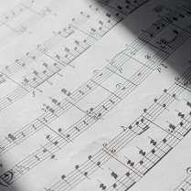 Zdjęcie zeszytu z nutami.