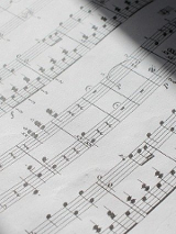 Zdjęcie zeszytu z nutami.