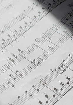 Zdjęcie zeszytu z nutami.