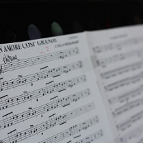 Zdjęcie zeszytu z nutami na statywie.