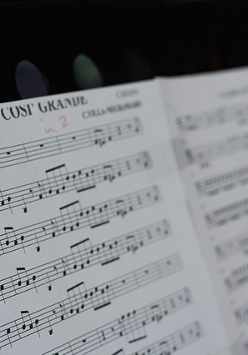 Zdjęcie zeszytu z nutami na statywie.