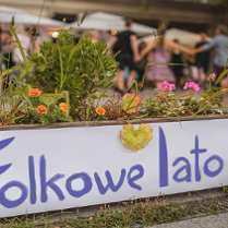 Zdjęcie tarasu budynku arkadii na którym tańczą ludzie. Miła atmosfera.