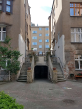 Na zdjęcie hiszpańskie schody przy Al. Marcinkowskiego.