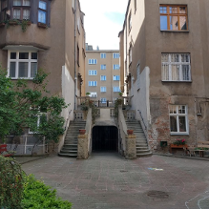 Na zdjęcie hiszpańskie schody przy Al. Marcinkowskiego.