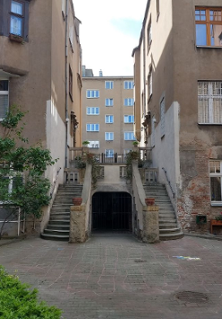 Na zdjęcie hiszpańskie schody przy Al. Marcinkowskiego.