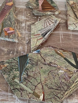 Rozrzucone częsci marmurowych płytek z kolorowymi wzorami.