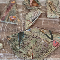 Rozrzucone częsci marmurowych płytek z kolorowymi wzorami.