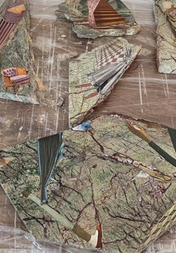 Rozrzucone częsci marmurowych płytek z kolorowymi wzorami.