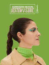 Na zdjęciu artystka na tle zielonego tła.