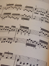 Zdjęcie zeszytu z nutami.