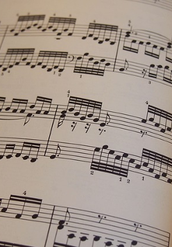 Zdjęcie zeszytu z nutami.