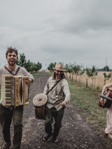 Zdjęcie członków zespołu (Fot. Marianna Łakomy Mikromomenty).