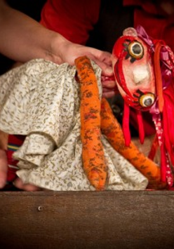 Zdjęcia maskotki ze spektaklu.