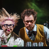 Zdjęcie aktorów w trakcie warsztatów/spektaklu.